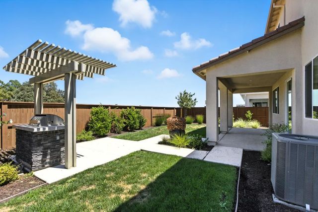 2001 Baker Pl, Woodland, CA 95776