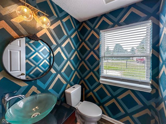 8560 N Springview Drive, Mccordsville, IN 46055