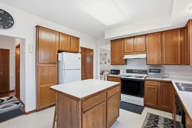 953 Lake Ridge Bay, Woodbury, MN 55129