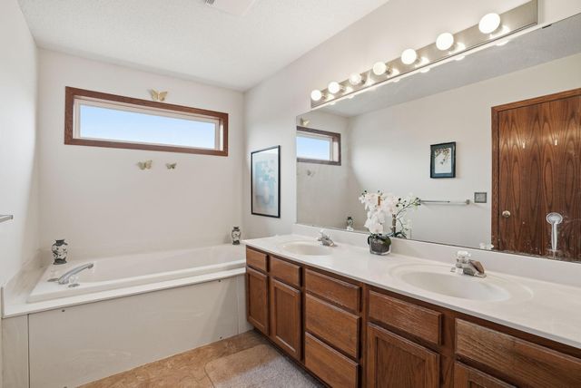 953 Lake Ridge Bay, Woodbury, MN 55129