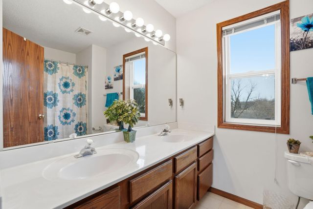 953 Lake Ridge Bay, Woodbury, MN 55129