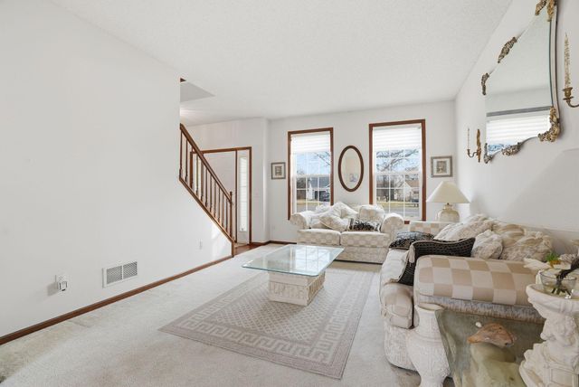 953 Lake Ridge Bay, Woodbury, MN 55129