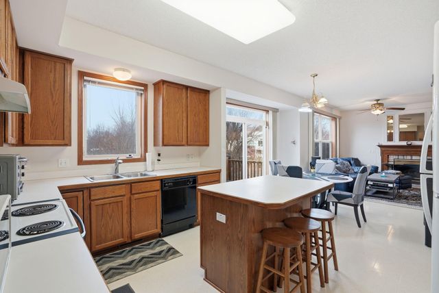 953 Lake Ridge Bay, Woodbury, MN 55129