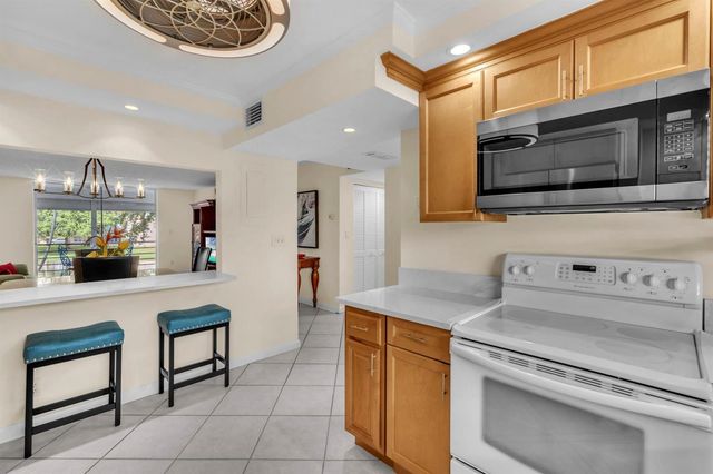 9301 Sunrise Lakes Boulevard 207, Sunrise, FL 33322