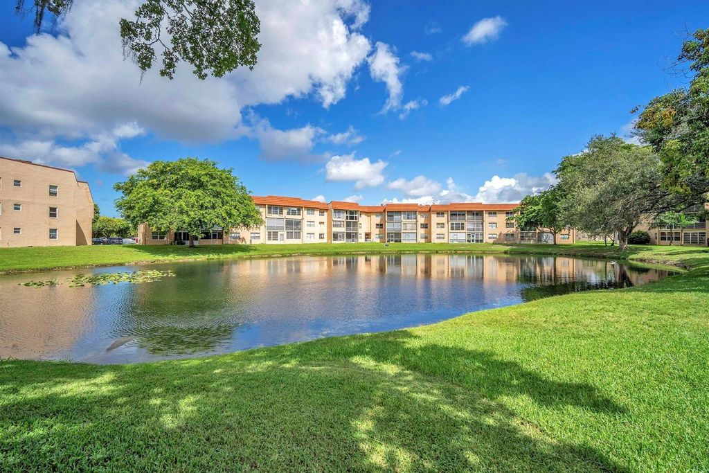9301 Sunrise Lakes Boulevard 207, Sunrise, FL 33322