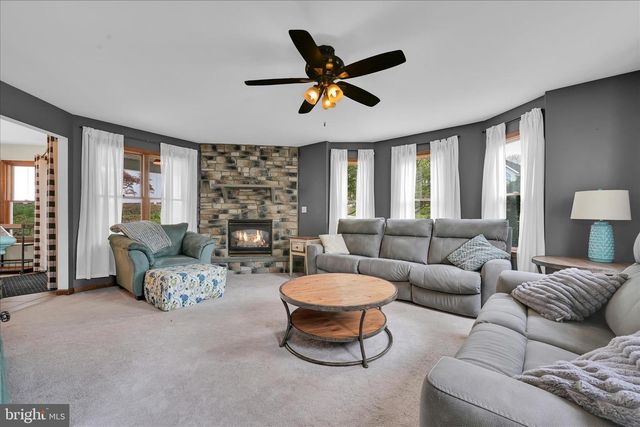 25 TALL OAKS DR, Pottsville, PA 17901