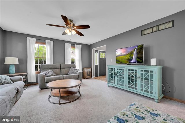 25 TALL OAKS DR, Pottsville, PA 17901