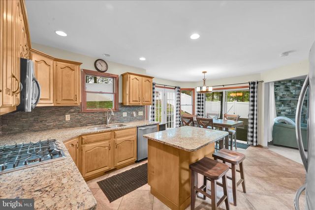 25 TALL OAKS DR, Pottsville, PA 17901