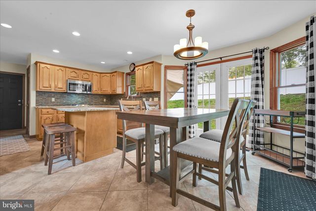 25 TALL OAKS DR, Pottsville, PA 17901