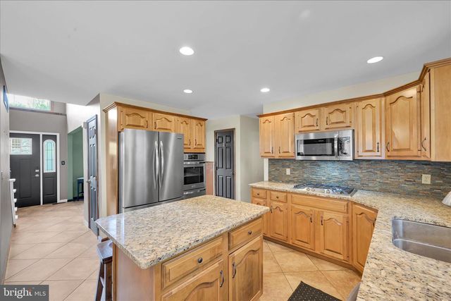 25 TALL OAKS DR, Pottsville, PA 17901