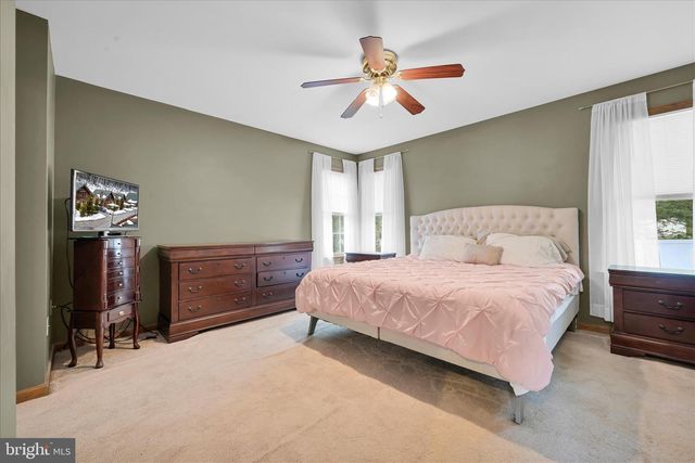 25 TALL OAKS DR, Pottsville, PA 17901