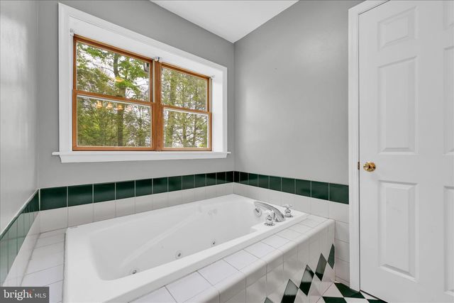 25 TALL OAKS DR, Pottsville, PA 17901