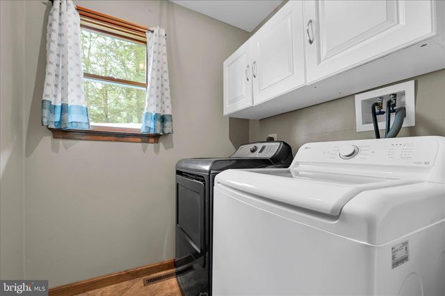 25 TALL OAKS DR, Pottsville, PA 17901