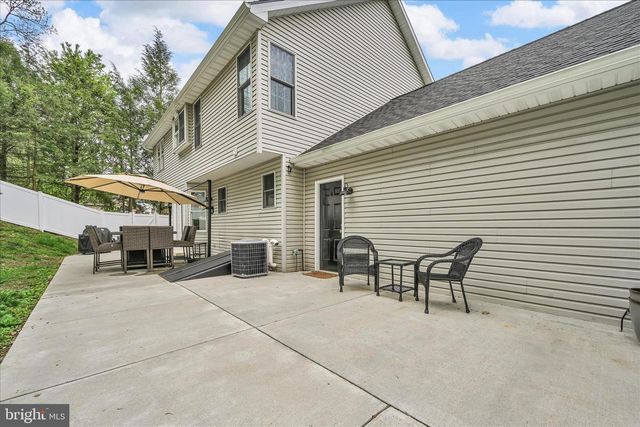 25 TALL OAKS DR, Pottsville, PA 17901