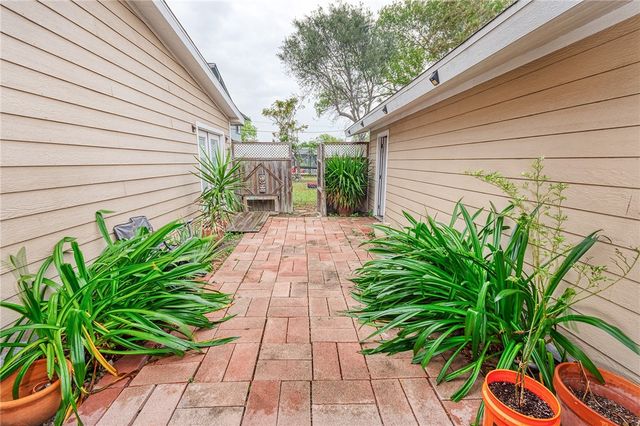 1202 Crosby St, Portland, TX 78374