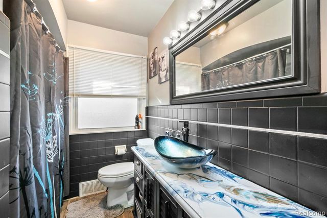 6736 Lakeshore Road, Lexington, MI 48450