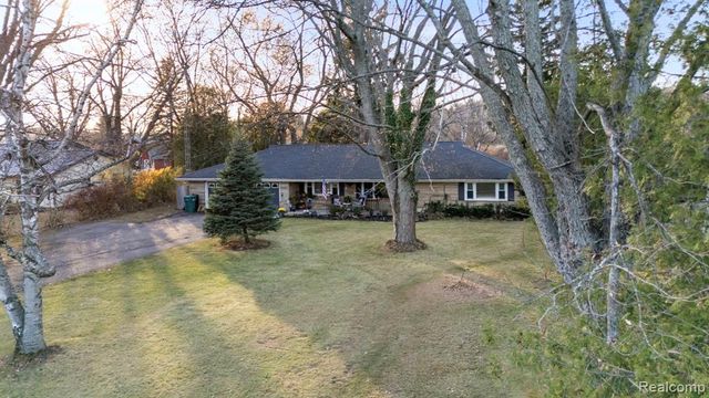 6736 Lakeshore Road, Lexington, MI 48450