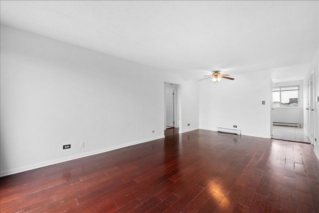 124 Boardwalk Street 2E, Elk Grove Village, IL 60007