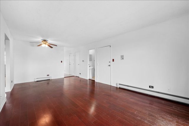 124 Boardwalk Street 2E, Elk Grove Village, IL 60007