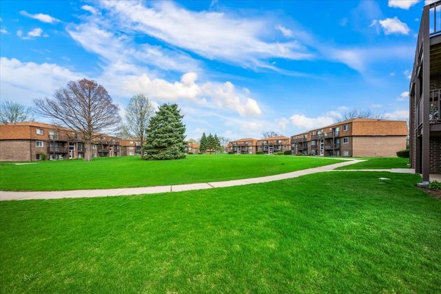 124 Boardwalk Street 2E, Elk Grove Village, IL 60007