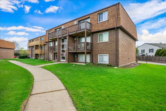 124 Boardwalk Street 2E, Elk Grove Village, IL 60007