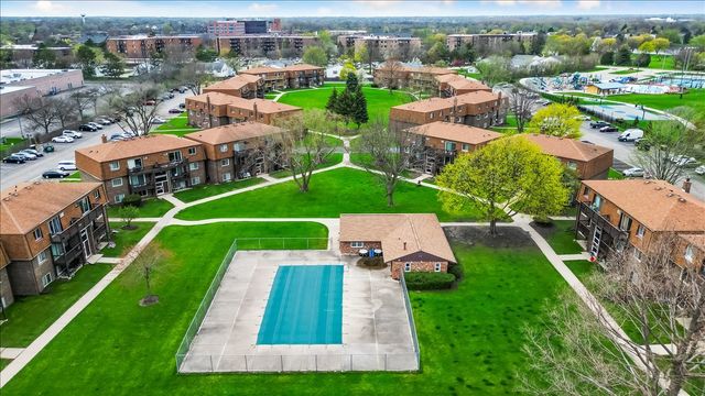 124 Boardwalk Street 2E, Elk Grove Village, IL 60007