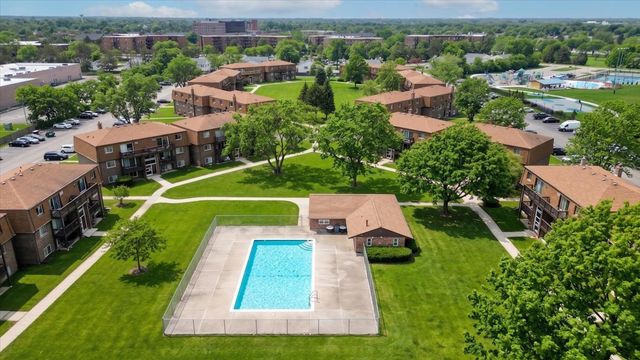 124 Boardwalk Street 2E, Elk Grove Village, IL 60007