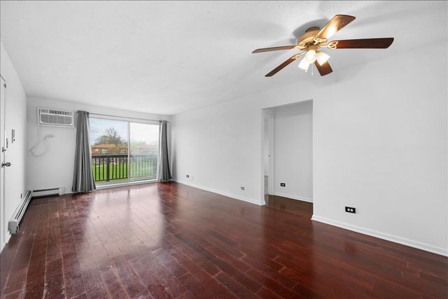 124 Boardwalk Street 2E, Elk Grove Village, IL 60007