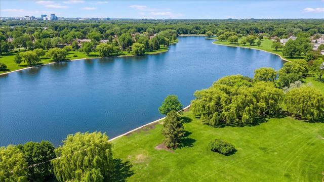 124 Boardwalk Street 2E, Elk Grove Village, IL 60007