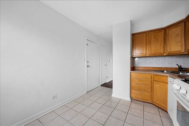 124 Boardwalk Street 2E, Elk Grove Village, IL 60007