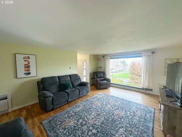 1414 WALNUT St, La Grande, OR 97850