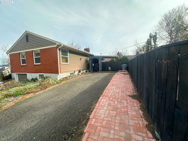 1414 WALNUT St, La Grande, OR 97850