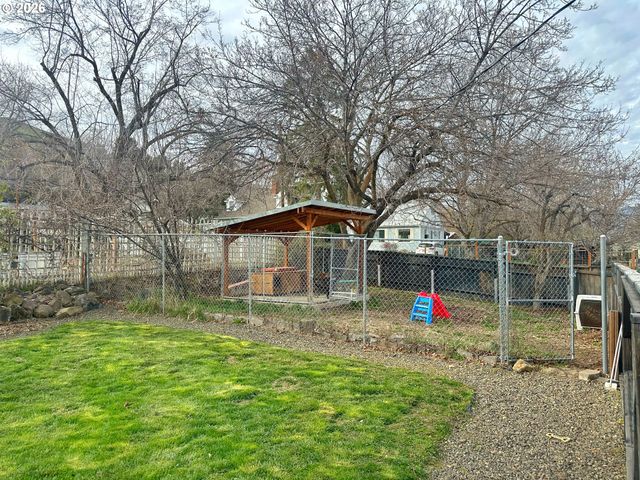 1414 WALNUT St, La Grande, OR 97850