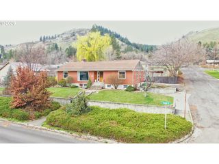 1414 WALNUT St, La Grande, OR 97850