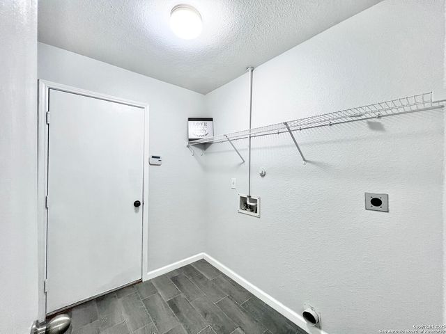 5807 BARTON HOLLOW, San Antonio, TX 78249