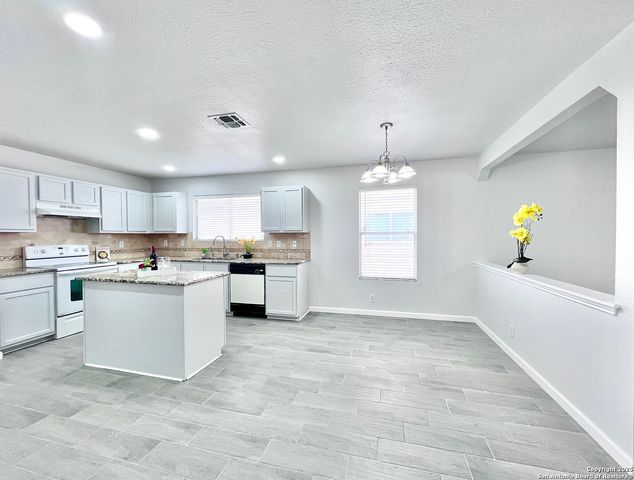 5807 BARTON HOLLOW, San Antonio, TX 78249