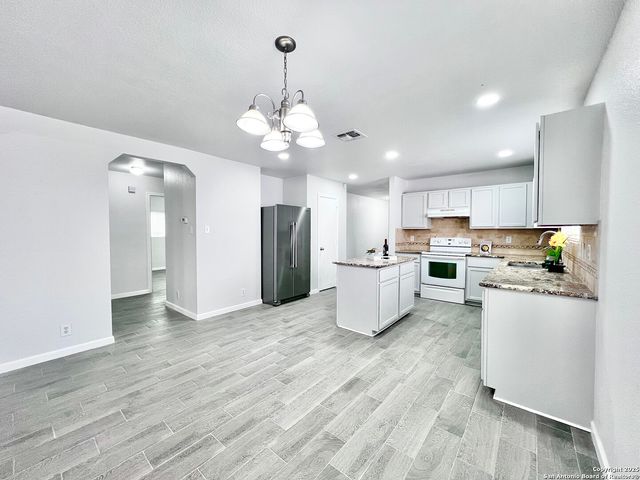 5807 BARTON HOLLOW, San Antonio, TX 78249