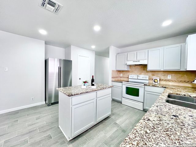 5807 BARTON HOLLOW, San Antonio, TX 78249