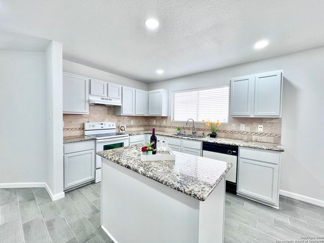 5807 BARTON HOLLOW, San Antonio, TX 78249