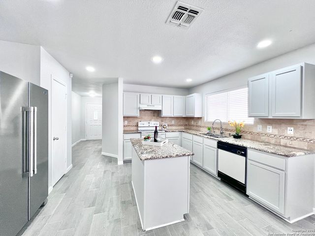 5807 BARTON HOLLOW, San Antonio, TX 78249