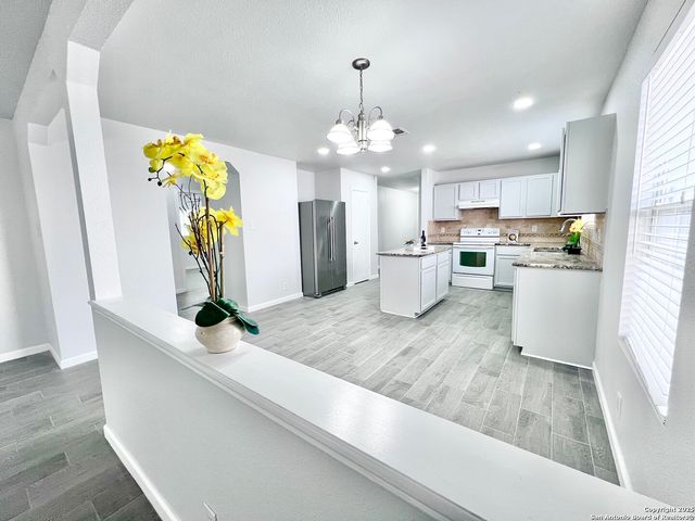 5807 BARTON HOLLOW, San Antonio, TX 78249