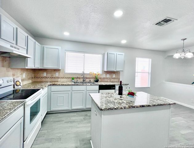 5807 BARTON HOLLOW, San Antonio, TX 78249