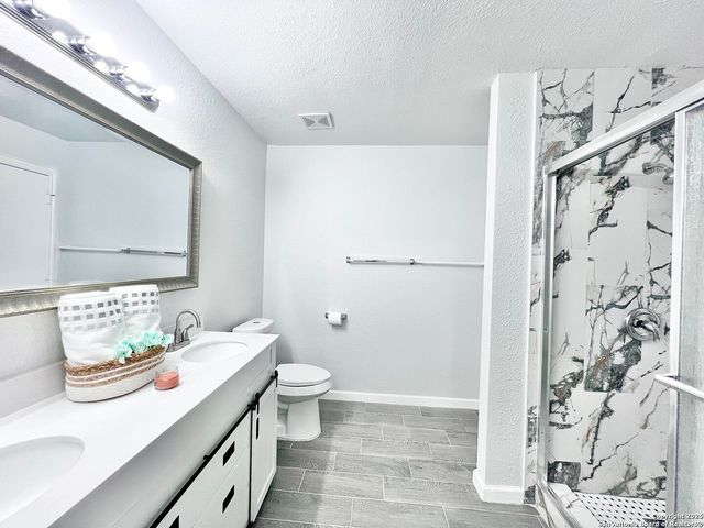 5807 BARTON HOLLOW, San Antonio, TX 78249