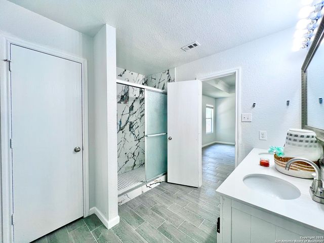 5807 BARTON HOLLOW, San Antonio, TX 78249