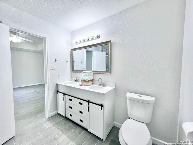 5807 BARTON HOLLOW, San Antonio, TX 78249