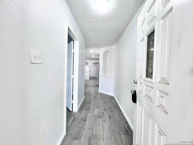 5807 BARTON HOLLOW, San Antonio, TX 78249