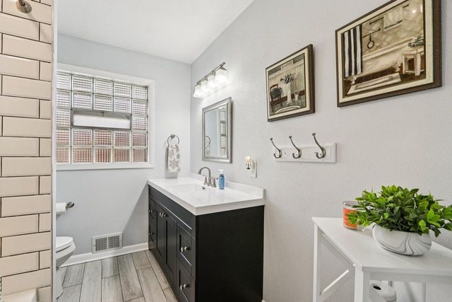 2605 S 82nd STREET, West Allis, WI 53219