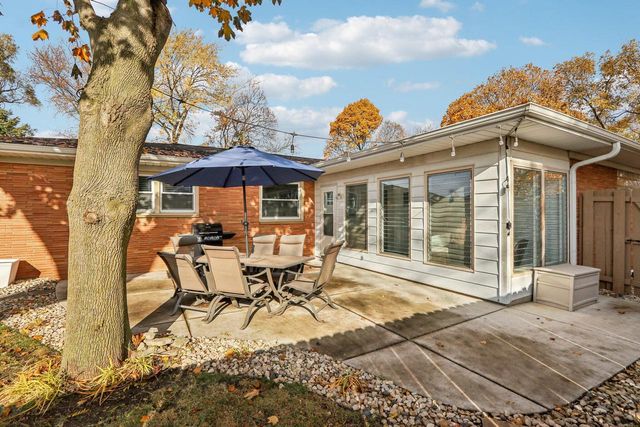 2605 S 82nd STREET, West Allis, WI 53219