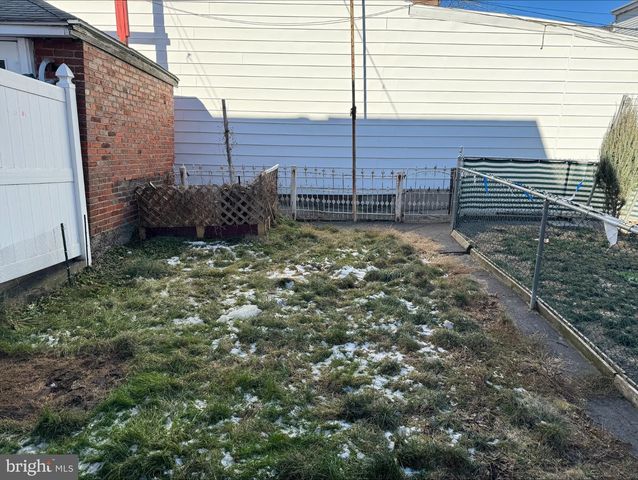 27 E OAK ST, Shenandoah, PA 17976