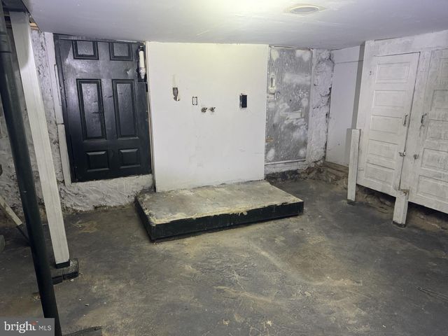 27 E OAK ST, Shenandoah, PA 17976